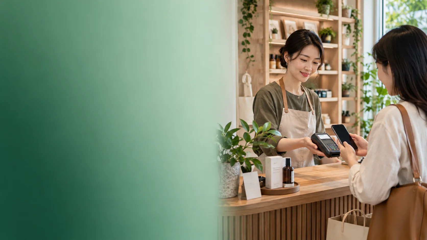 店主与顾客使用手机支付的微信生态场景